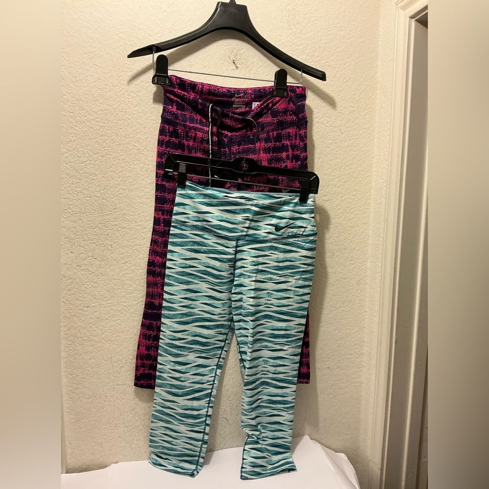 Lot 2 Nike legendary crisscross crop leggings small & Nike epic run